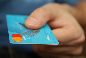 Fiskus skontroluje płatności kartą Polaków? Resort zabiera głos-17430