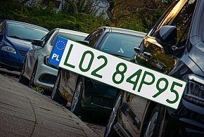 Tablice z zielonymi napisami na kolejnych autach. Nie chodzi o "elektryki"-17787