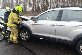Uwaga ślisko. Czołowe zderzenie dwóch osobówek pod Uniejowem-17815
