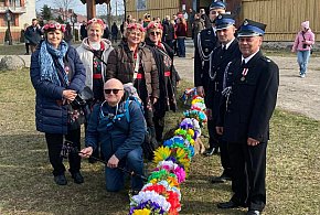 Reprezentacja Wilamowa z palmą wielkanocną na Kurpiach