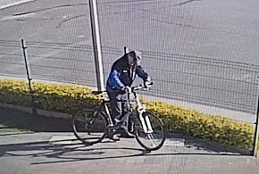 Poszukiwany sprawca kradzieży roweru w Uniejowie. Policja publikuje wizerunek