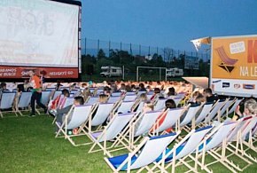 „Kino na leżakach” ponownie zawita do Uniejowa. Znamy repertuar