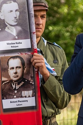 W Uniejowie uczczono pamięć ofiar zbrodni katyńskiej-2366