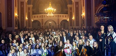 Muzyczna familia w Uniejowie. Koncert Braci Golec w bazylice [ZDJĘCIA]-17317