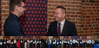 Oto najlepsi studenci i uczniowie. Burmistrz Uniejowa wręczył nagrody [FOTO]-17632