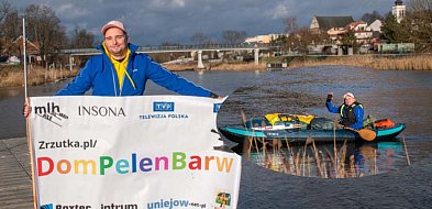 Płynie zimą kajakiem prawie 500 km, by zebrać pieniądze-17854