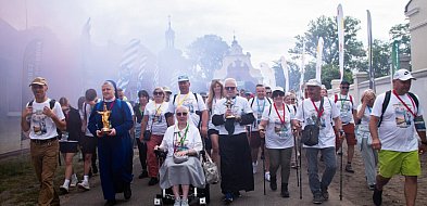 800 uczestników na trasie. Trwa Marsz św. Bogumiła z Dobrowa do Uniejowa [ZDJĘCIA]