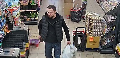 Policja poszukuje sprawcy kradzieży w uniejowskim supermarkecie. Zdjęcia