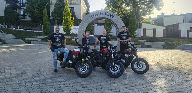 Z Uniejowa na Olimp. Wystartowała wyjątkowa motocyklowa wyprawa na Jawach