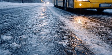 Gmina Uniejów. Dojazdy do szkół zawieszone z powodu oblodzonych dróg