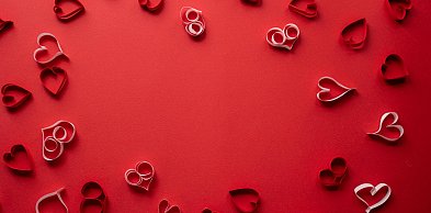 Kosz prezentowy na Walentynki: elegancki pomysł na prezent dla niej i dla niego