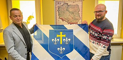 Uniejów zmienia barwy. Nowa flaga już  wkrótce zawiśnie na masztach