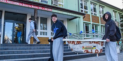 Dzień bez plecaka. Z czym dziś uczniowie przyszli do szkoły w Uniejowie?