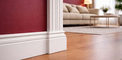 Czy wysokie listwy przypodłogowe pasują do małych i dużych pomieszczeń?