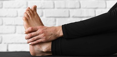 Czy haluksy da się zatrzymać bez operacji?