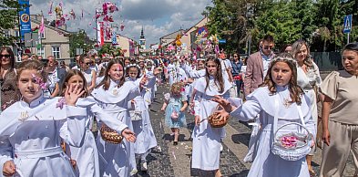 Wierni w Uniejowie przeszli w procesji eucharystycznej. Boże Ciało 2026