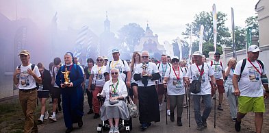 800 uczestników na trasie. Trwa Marsz św. Bogumiła z Dobrowa do Uniejowa [ZDJĘCIA]