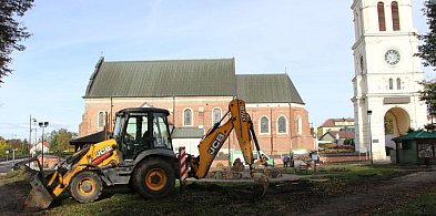 Prace porządkowe na skwerze – miasto przygotowuje się do obchodów rocznicy kanoniz-17191