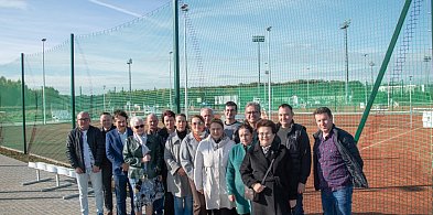 Radni odwiedzili uniejowskie korty tenisowe. Burmistrz przedstawił plany kolejnych-17227