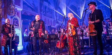 Muzyczna familia w Uniejowie. Koncert Braci Golec w bazylice [ZDJĘCIA]-17317