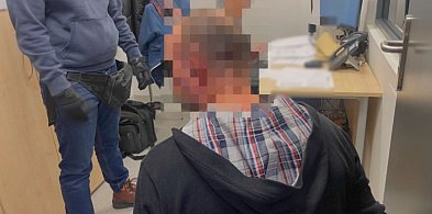 Pościg w gminie Uniejów. 50-latek z narkotykami zatrzymany po uderzeniu w szlaban-17485