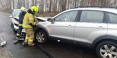 Uwaga ślisko. Czołowe zderzenie dwóch osobówek pod Uniejowem-17815