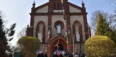Osiem metrów tradycji. Olbrzymie palmy wielkanocne w parafii w Wilamowie [ZDJĘCIA]