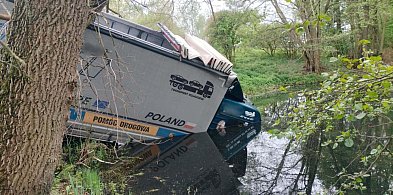 Ciężarówka wylądowała w wodzie. Kierowca omijał zwierzęta na DK72