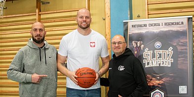 Były gracz NBA Maciej Lampe ściąga koszykówkę do Uniejowa-17343