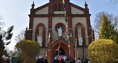 Osiem metrów tradycji. Olbrzymie palmy wielkanocne w parafii w Wilamowie [ZDJĘCIA]