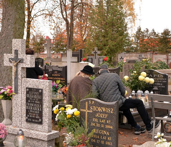 Savoir-vivre na 1 listopada. Jak się zachować podczas wizyty na cmentarzu?-17277