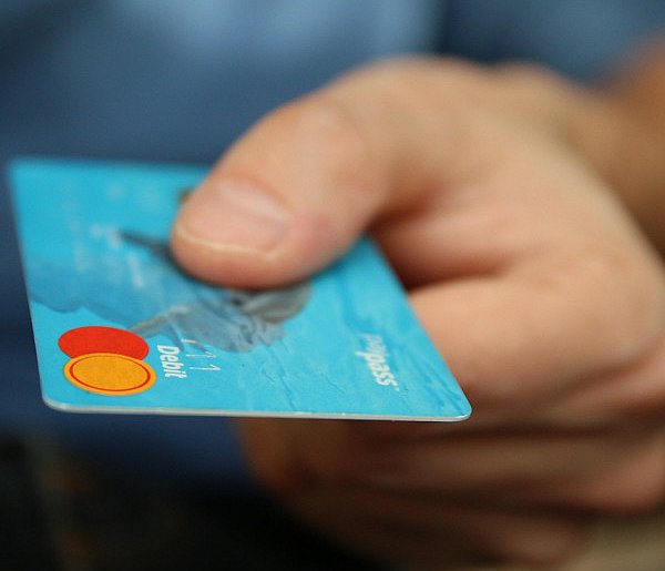 Fiskus skontroluje płatności kartą Polaków? Resort zabiera głos-17430