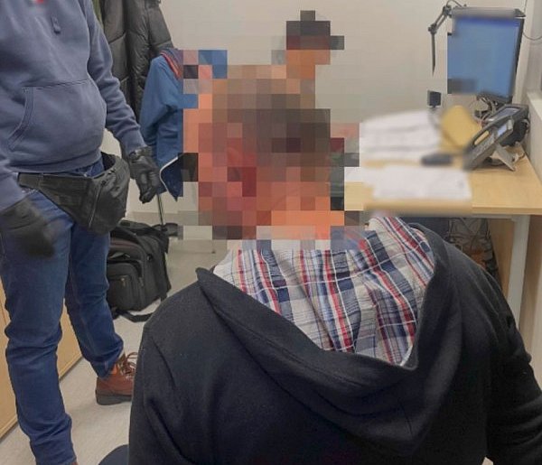 Pościg w gminie Uniejów. 50-latek z narkotykami zatrzymany po uderzeniu w szlaban-17485