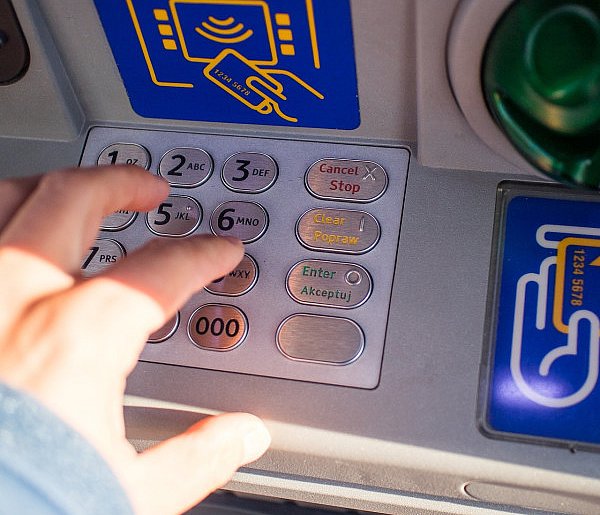 Duże zmiany w wypłacaniu gotówki. Bankomaty odchodzą do przeszłości-17594