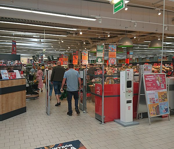 Pracownicy popularnej sieci mają dość. W południe zatrzymają pracę-17655