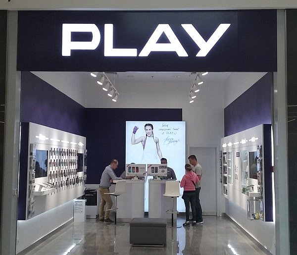 Potężna kara dla Play. Sieć ma zwrócić klientom pobrane środki-17668