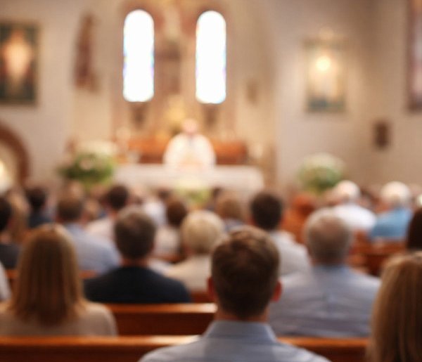 Ilu Polaków naprawdę chodzi do kościoła? Jedna statystyka szokuje-17732