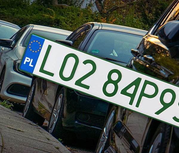 Tablice z zielonymi napisami na kolejnych autach. Nie chodzi o "elektryki"-17787