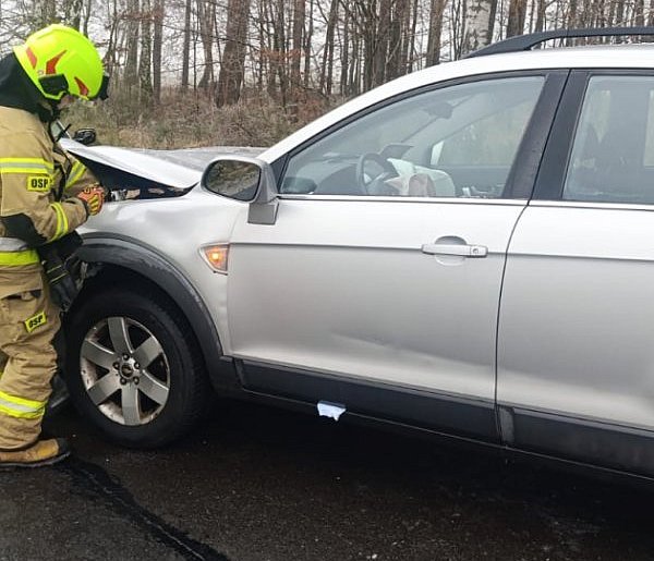 Uwaga ślisko. Czołowe zderzenie dwóch osobówek pod Uniejowem-17815