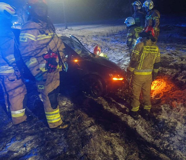 Wypadek na DK 72. Trzy auta rozbite, dwie osoby w szpitalu