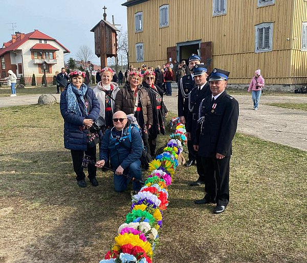 Reprezentacja Wilamowa z palmą wielkanocną na Kurpiach