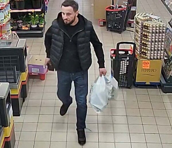 Policja poszukuje sprawcy kradzieży w uniejowskim supermarkecie. Zdjęcia