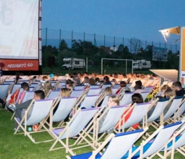 „Kino na leżakach” ponownie zawita do Uniejowa. Znamy repertuar