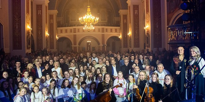Uniejów zaśpiewał z Braćmi Golec.  Wyjątkowy koncert w bazylice