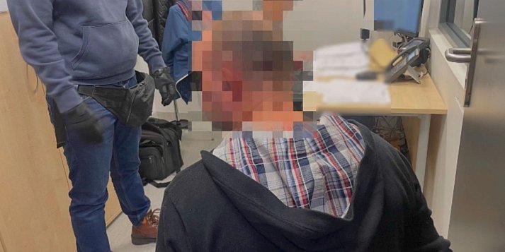 Pościg w gminie Uniejów. 50-latek z narkotykami zatrzymany po uderzeniu w radiowóz