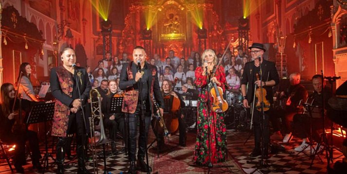 Uniejowska Grupa Wokalna na scenie z gwiazdami WIDEO