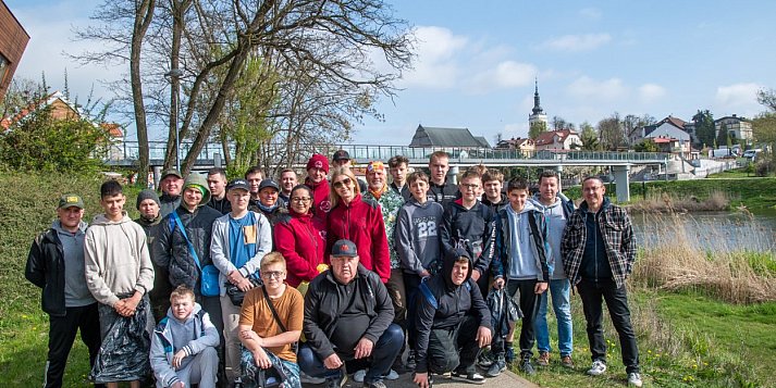 Uniejów kolejny raz przyłącza się do akcji Sprzątanie brzegów Warty [ZDJĘCIA]