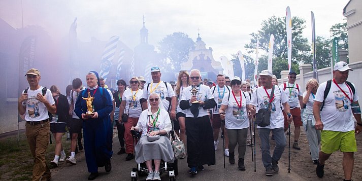 Ponad 800 pątników na trasie. Trwa Marsz św. Bogumiła z Dobrowa do Uniejowa