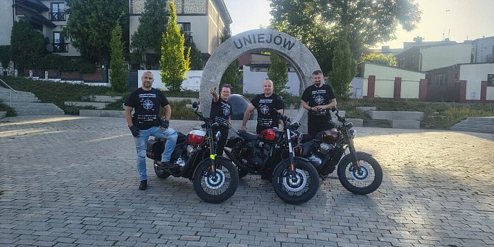 Z Uniejowa na Olimp. Wystartowała wyjątkowa motocyklowa wyprawa na Jawach
