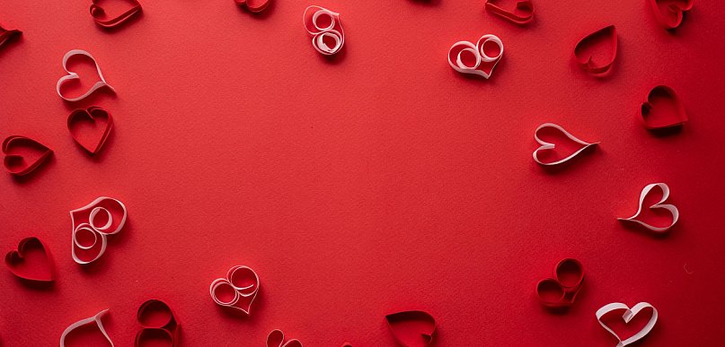 Kosz prezentowy na Walentynki: elegancki pomysł na prezent dla niej i dla niego